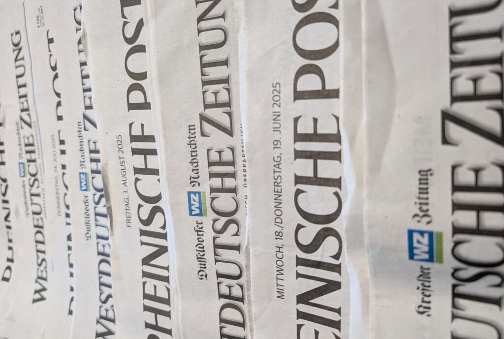 Nahaufnahme von Zeitungsköpfen