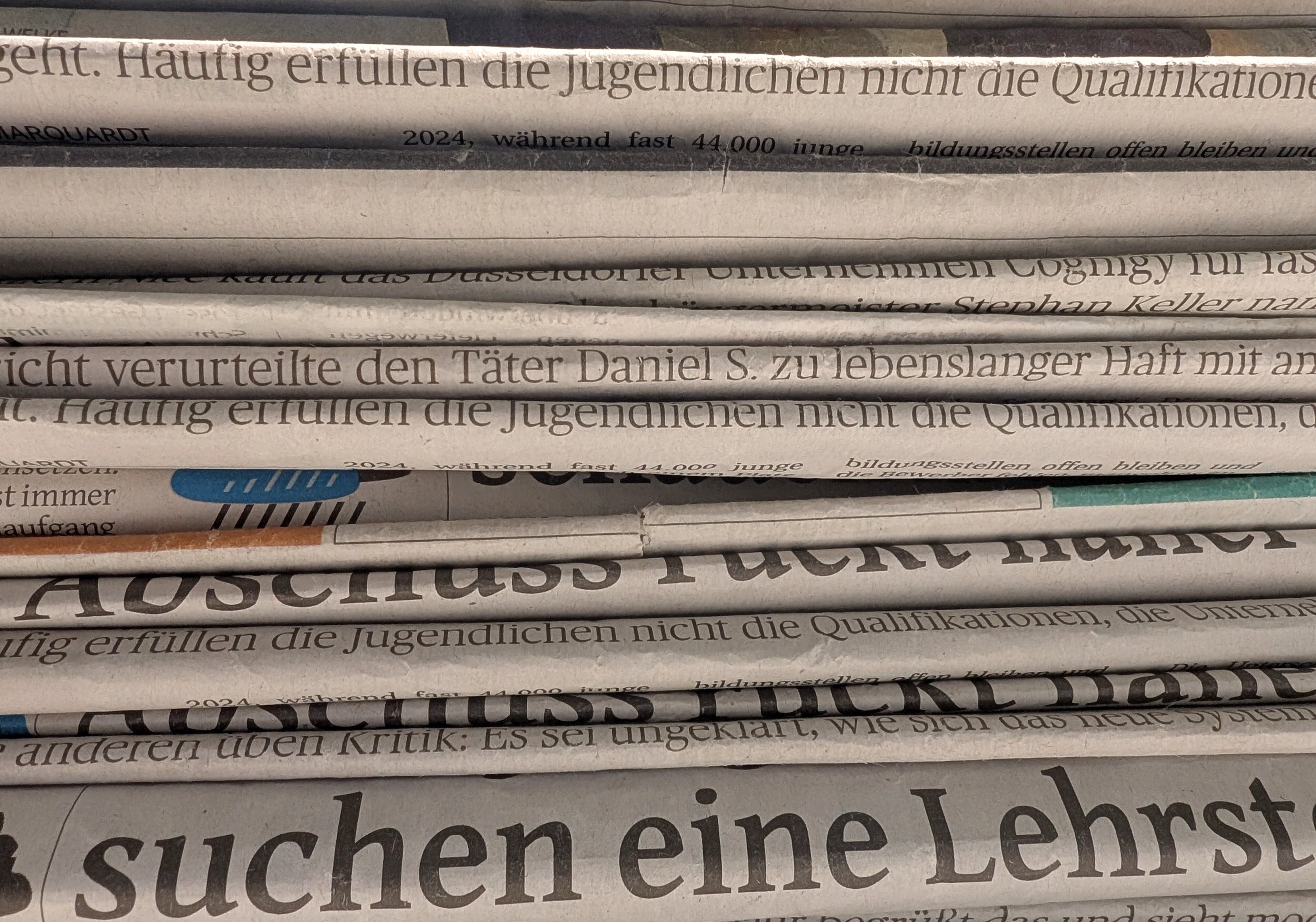 Ein Stapel Zeitungen von vorne.